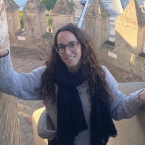Marina Leila, Niñera o canguro en La Cuesta