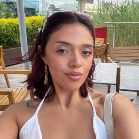 Ambar, Babysitter in Gines