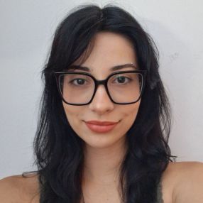 Azahara, Babysitter in Llíria