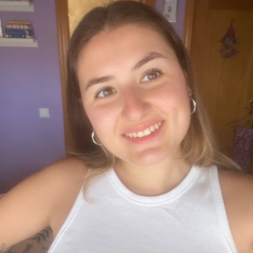 Alba, Babysitter in Galápagos