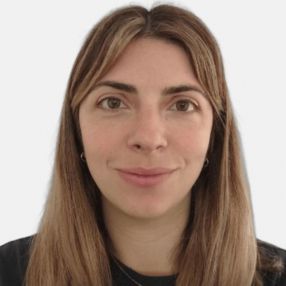 Yanina Lujan, Babysitter in Paterna