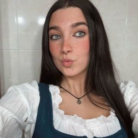 Janire, Niñera o canguro en Los Pinos