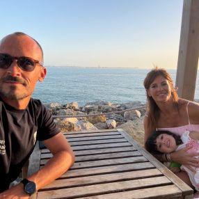 Chari, Familia en Dos Hermanas