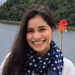 Sandra Karolaym, Niñera o canguro en La Garita