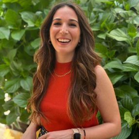 Ana Cristina, Niñera o canguro en Mora