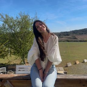 June, Niñera o canguro en Tolosa