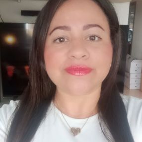 Liz, Babysitter in Recas