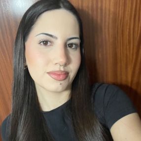Gemma, Niñera o canguro en L'Aldea