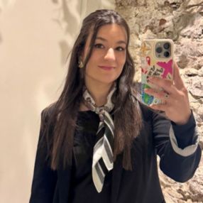 Lorea, Babysitter in Lasarte-Oria