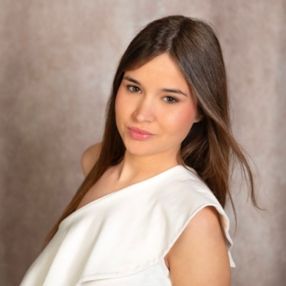 Lucia, Niñera o canguro en Aielo de Malferit