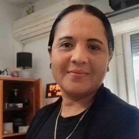 Arlen AZUCENA, Niñera o canguro en las matas