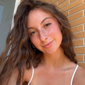 Júlia, Niñera o canguro en Cànoves i Samalús