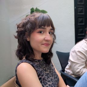 Laura, Niñera o canguro en Los Villares