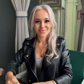 Emyly Stefanya Yasmyn, Babysitter in lominchar