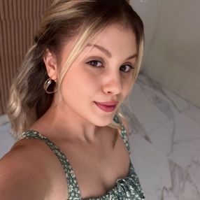 Andreza, Niñera o canguro en Chiva