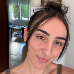 Sara, Babysitter in L'Escala
