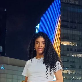 Anelfi, Babysitter in Nuevo Baztán