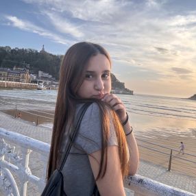 Sara, Niñera o canguro en Andoain