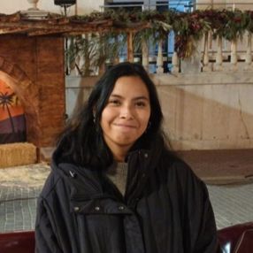 Adrianell, Niñera o canguro en Sax