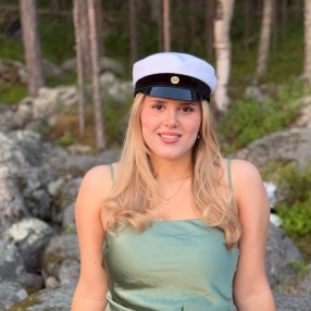 Karla, Lastenhoitaja kaupungissa Muurame