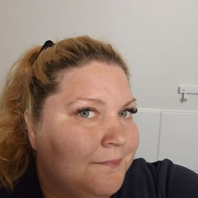 Yvonne, Lastenhoitaja kaupungissa Mustasaari