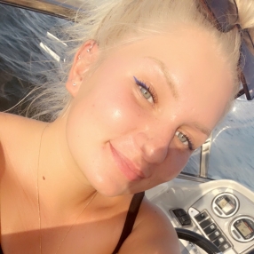 Carolina, Lastenhoitaja kaupungissa Naantali