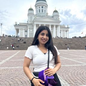 Simran, Lastenhoitaja kaupungissa Turku