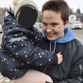 Adam, Lastenhoitaja kaupungissa Muurame