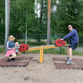 Laura, Perhe kaupungissa Kauniainen