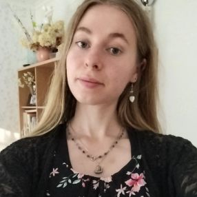 Sharon, Lastenhoitaja kaupungissa Kaarina