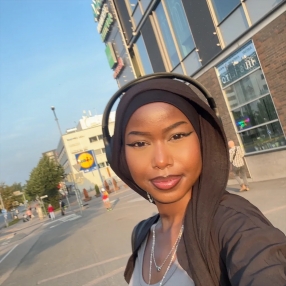 Amran, Lastenhoitaja kaupungissa Helsinki