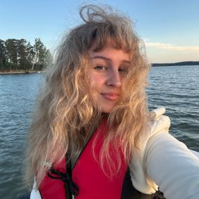 Adriana, Lastenhoitaja kaupungissa Loviisa
