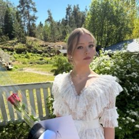 Aura, Lastenhoitaja kaupungissa Piikkiö