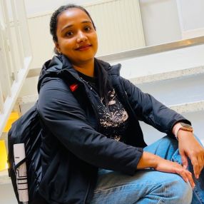 Nideesha, Lastenhoitaja kaupungissa Kajaani