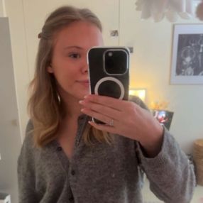 Roosa, Lastenhoitaja kaupungissa Askola