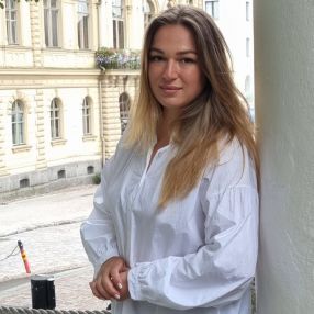 Viktoria, Lastenhoitaja kaupungissa Parola