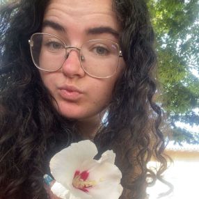 Flora, Babysitter à Poitiers