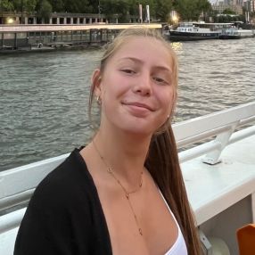 Tess, Babysitter à Angers