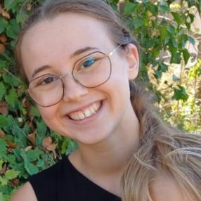 Louane, Babysitter à Grasse