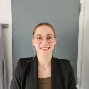 Léna, Babysitter à Brech