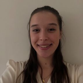 Leeona, Babysitter à Brive-la-Gaillarde