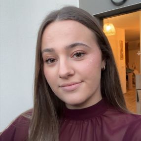 Lola, Babysitter à Valence