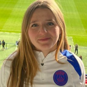 Charlyne, Babysitter in Châteaubourg