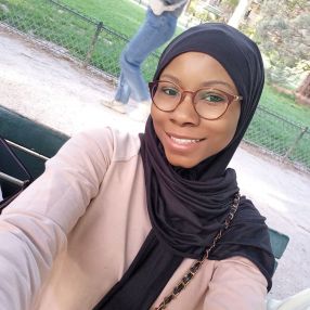 Kama, Babysitter à Saint-Denis