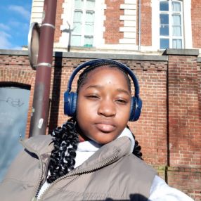 AKOLE, Babysitter à Loos