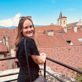 Romane, Babysitter in Carros