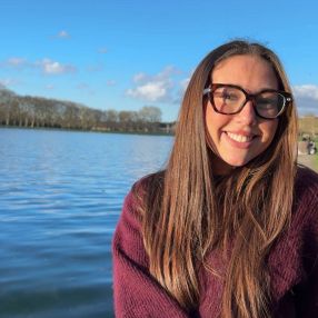 Yasmine, Babysitter à Versailles
