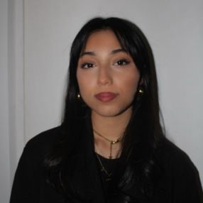 Amira, Babysitter à Rhône