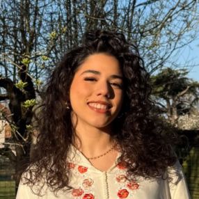 Syrine, Babysitter à Poitiers
