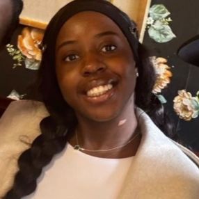 Kinaya, Babysitter in Stretford